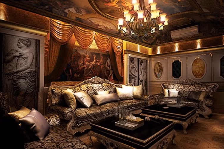 Tại King, có nhiều phòng hát Super Vip đầu tư hàng tỉ đồng với diện tích chứa hơn 30 người. Những phòng hát này được trang bị thiết bị âm thanh, ánh sáng, trang trí phòng vô cùng hiện đại.