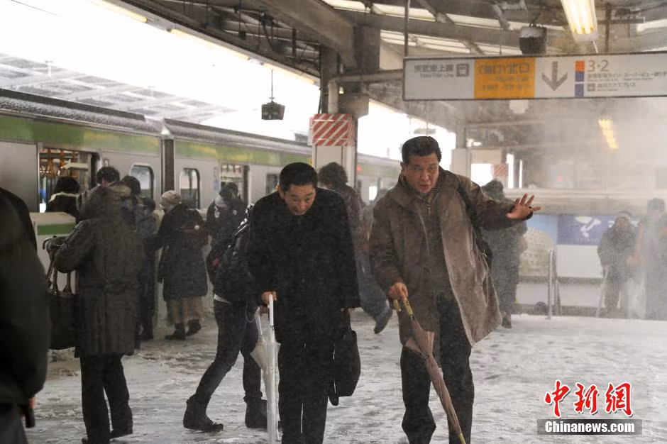 Hãng NHK đưa tin, trên khắp nước Nhật, ít nhất 7 người đã mất mạng và 1.051 người bị thương trong các vụ tai nạn liên quan tới tuyết rơi.