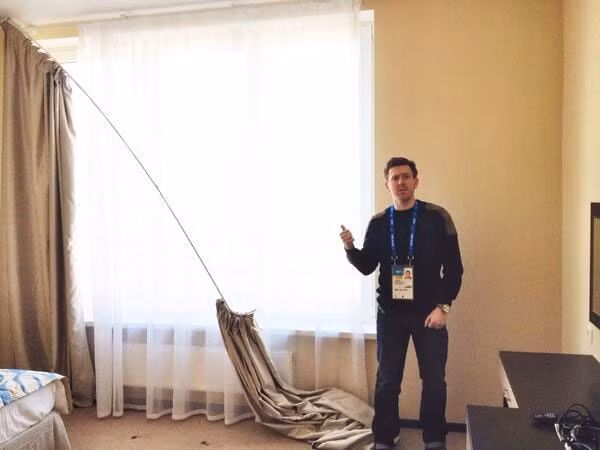 Căn phòng bề bộn của phóng viên Harry Reekie.