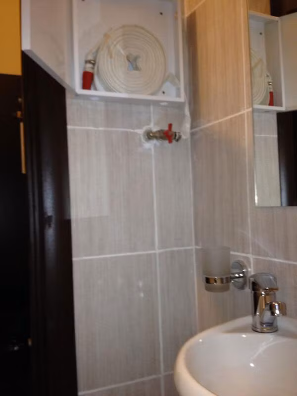 Vòi rồng được để ngay trong phòng tắm khách sạn.