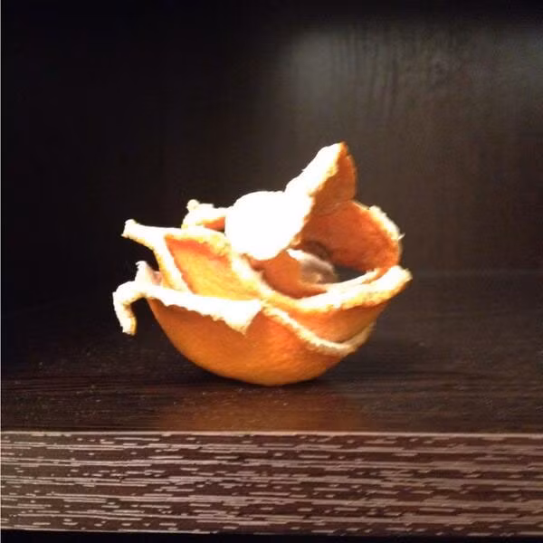 Khi mới lên nhận phòng, một phóng viên nhìn thấy vỏ quýt ở ngăn tủ kéo.