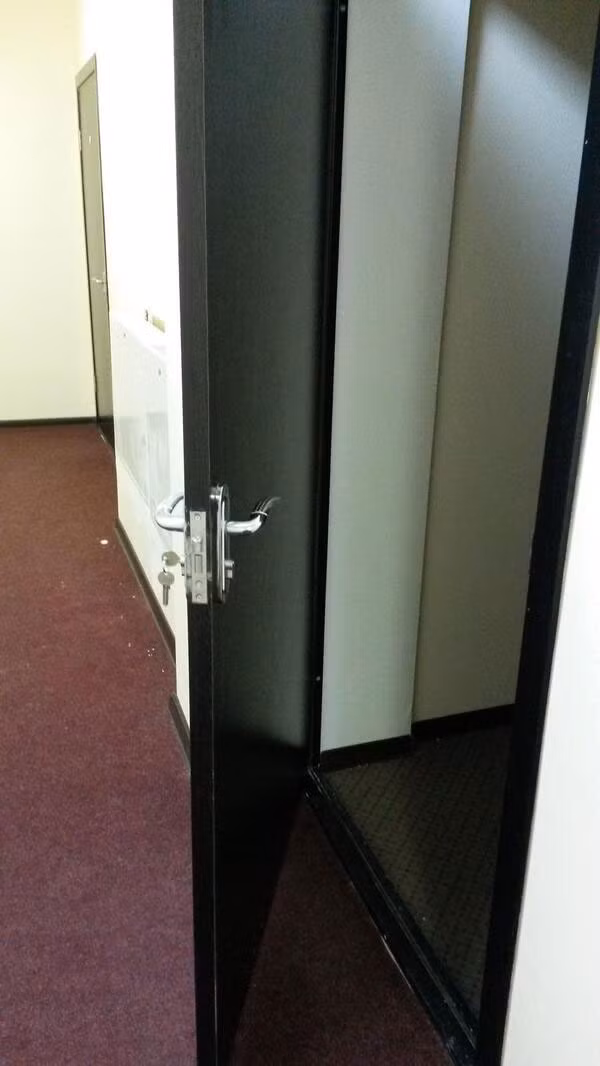 Sau khi đi tác nghiệp về, phóng viên Bonnie D. Ford vô cùng sửng sốt khi thấy cửa phòng mở toang.