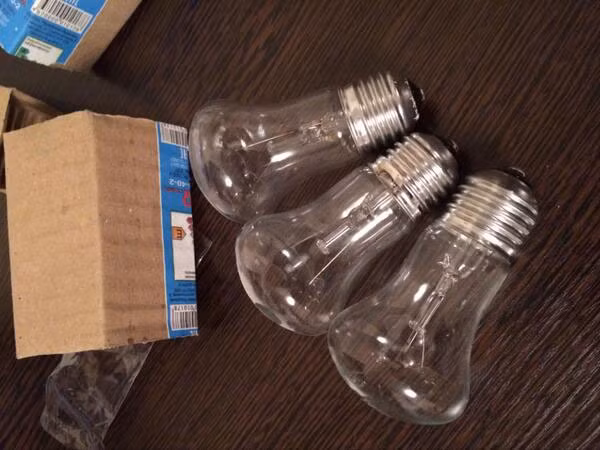 Phóng viên Dan Wetzel lại chụp tấm ảnh với ba bóng đèn trên Twitter của mình với lời tựa như sau: Gửi tới tất cả mọi người ở Sochi: Tôi đang có ba bóng đèn và muốn đổi lấy một cái nắm cửa”.