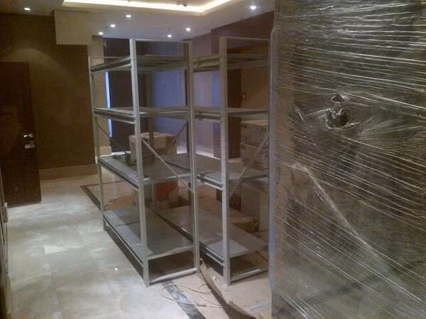 Phóng viên Chris Dufresne đưa tấm ảnh ghi lại cảnh bừa bộn ở trung tâm spa và thể hình của khách sạn Gorki Grand. “Chẳng lẽ bạn sẽ tập thể hình bằng cách kê lại đồ đạc?”, anh chia sẻ trên trang cá nhân của mình.