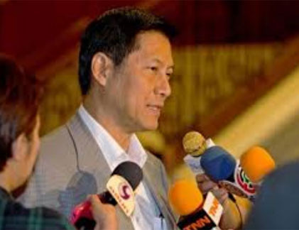 Tướng Paradorn Pattanatabut trả lời phóng viên.