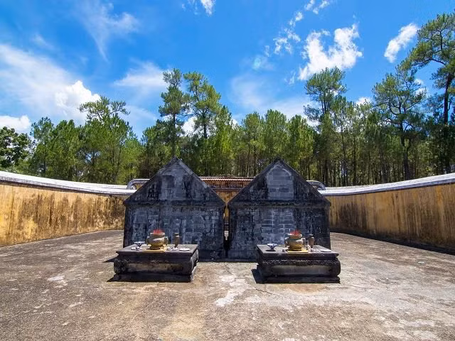 Theo sách "Chín đời chúa, mười ba đời vua triều Nguyễn", Thừa Thiên Cao hoàng hậu Tống Thị Lan (có sách ghi Tống Phúc Thị Lan) là bà hoàng duy nhất sau khi chết được an táng bên cạnh mộ vua Gia Long.