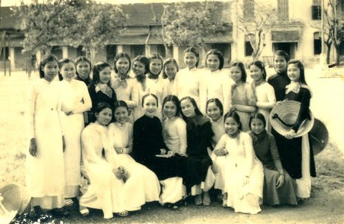 Đào Thị Xuân Yến (1909 - 1997), thường được gọi theo tên chồng là bà Nguyễn Đình Chi (Tuần Chi), quê quán làng Hưng Thạnh, phủ Tuy Phước, tỉnh Bình Định. Bà là người phụ nữ Trung Kỳ đầu tiên có bằng Tú tài Tây. Năm 1927, khi đang học tại Trường nữ Trung học Đồng Khánh, bà bị đuổi học vì tham gia bãi khóa. Năm 1952, bà được cử làm hiệu trưởng của chính ngôi trường này. Năm 1955, bà xin từ chức hiệu trưởng để chuyên tâm vào các công tác xã hội và ngầm ủng hộ các phong trào cách mạng, sau đó thoát ly ra vùng giải phóng. Bà từng giữ nhiều chức vụ quan trọng trong Chính phủ cách mạng lâm thời Cộng hoà miền Nam.