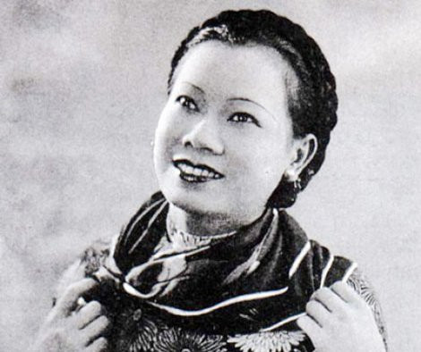 Năm Phỉ (1906 - 1954), tên thật là Lê Thị Phỉ, sinh tại Mỹ Tho. Bà là con thứ 5 trong một gia đình có 11 người con. Khi mới lên 10, bà đã đi theo tiếng gọi của sân khấu. Bước đi này của bà đã ảnh hưởng sâu sắc đến những người em: NSND Bảy Nam, Chín Bia và Mười Truyền. Với cách diễn thiên về nội tâm và giọng nói, hơi ca thật tình cảm, cô Năm đã thu hút được trọn vẹn khán giả mỗi lần xuất hiện trên sân khấu. Nhà giáo nhân dân, GS Hoàng Như Mai khẳng định: “Nữ nghệ sĩ Năm Phỉ là nghệ sĩ tài hoa bậc nhất của sân khấu cải lương”.