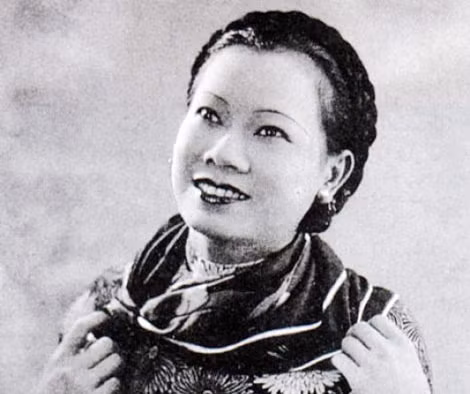 Năm Phỉ (1906 - 1954), tên thật là Lê Thị Phỉ, sinh tại Mỹ Tho. Bà là con thứ 5 trong một gia đình có 11 người con. Khi mới lên 10, bà đã đi theo tiếng gọi của sân khấu. Bước đi này của bà đã ảnh hưởng sâu sắc đến những người em: NSND Bảy Nam, Chín Bia và Mười Truyền. Với cách diễn thiên về nội tâm và giọng nói, hơi ca thật tình cảm, cô Năm đã thu hút được trọn vẹn khán giả mỗi lần xuất hiện trên sân khấu. Nhà giáo nhân dân, GS Hoàng Như Mai khẳng định: “Nữ nghệ sĩ Năm Phỉ là nghệ sĩ tài hoa bậc nhất của sân khấu cải lương”.