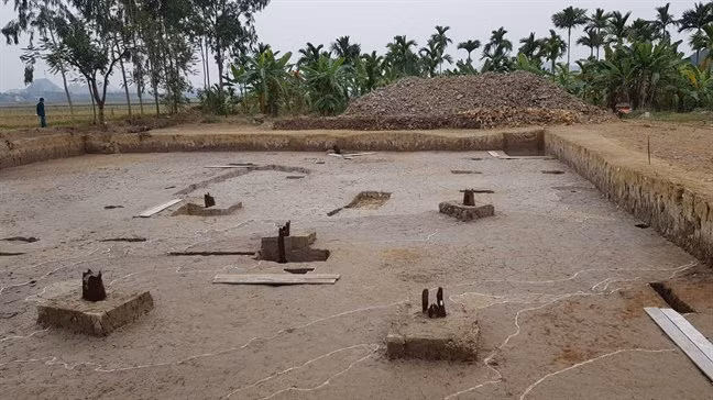 Trước khi bãi cọc ở Cao Quỳ (xã Liên Khê huyện Thủy Nguyên, thành phố Hải Phòng) được phát hiện và khai quật mới đây, 3 bãi cọc được tìm thấy ở Yên Giang, Đồng Vạn Muối và Đồng Má Ngựa ở thị xã Quảng Yên của tỉnh Quảng Ninh. Theo các nhà khoa học, 4 bãi cọc này liên quan trận đánh của vua Ngô Quyền năm 938 và trận đánh của Hưng Đạo Vương Trần Quốc Tuấn năm 1288.