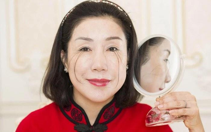 Người có lông mi tự nhiên dài nhất là You Jianxia, đến từ Trung Quốc. Lần đầu tiên cô được ghi tên vào sách kỷ lục Guinness là năm 2016, với bộ lông mi dài 12,4 cm. Đến năm 2021, cô tự phá kỉ lục của mình với hàng lông mi dài 20,5 cm.