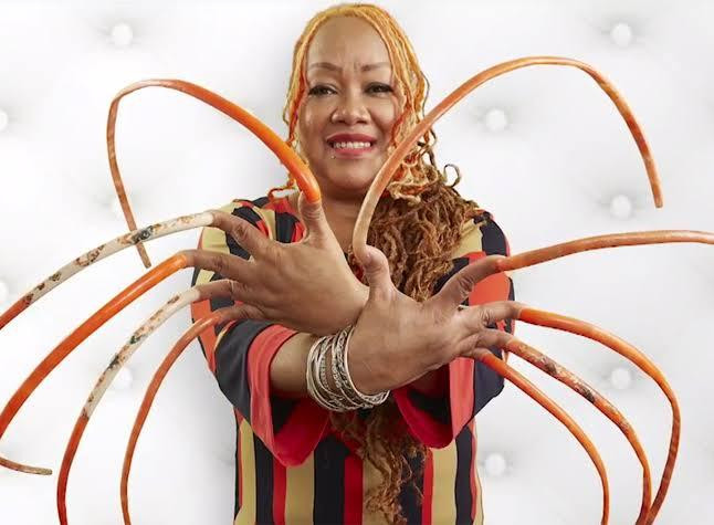 Sau khi được ghi tên vào sách Guinness 2021, Ayanna đã cắt bỏ móng tay của mình: "Tôi đã nuôi bộ móng này được vài thập kỷ rồi. Tôi đã sẵn sàng cho cuộc sống mới. Tôi sẽ nhớ chúng đấy nhưng cũng đến lúc chúng phải đi rồi. Dù có bộ móng hay không, tôi vẫn luôn là một nữ hoàng".