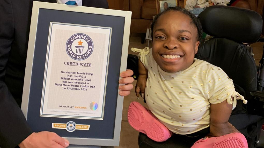 Người phụ nữ còn sống thấp nhất thế giới (72 cm): Wildine Aumoithe, đến từ Mỹ hiện là người nắm giữ kỷ lục này. Dù không thể di chuyển bình thường nhưng Wildine Aumoithe luôn vui vẻ.