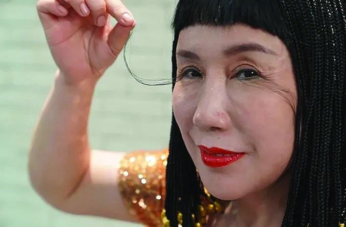 Người bình thường có lông mi dài khoảng 0,8 đến 1,2 cm, tuy nhiên bà Jianxia sở hữu hàng lông mi dài gấp 10 lần. Bà You Jianxia cho biết bản thân bà không chủ ý nuôi dưỡng cặp lông mi này từ khi còn nhỏ. Bà chỉ phát hiện chúng bắt đầu dài hơn từ năm 2013.