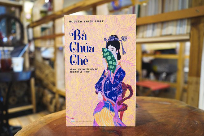 Nguyễn Triệu Luật bắt đầu xuất hiện trên văn đàn với tiểu thuyết Hòm đựng người (1936). Nhưng phải đến bộ ba tiểu thuyết viết về thời suy tàn của vua Lê chúa Trịnh là Bà Chúa Chè (1938), Loạn kiêu binh (1939), Chúa Trịnh Khải (1940), nghệ thuật tiểu thuyết của ông được nâng lên. Ba cuốn này, hay hơn cả là Bà Chúa Chè, viết về nhân vật chính là Đặng Thị Huệ (?-1782). Từ một cô gái hái chè, bà lọt vào phủ chúa để cứu gia đình khỏi cơn cùng quẫn, cuối cùng trở thành vương phi sủng ái của chúa Trịnh Sâm, làm nghiêng cơ đồ nhà chúa.