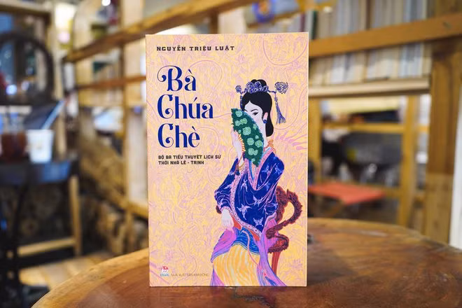 Nguyễn Triệu Luật bắt đầu xuất hiện trên văn đàn với tiểu thuyết Hòm đựng người (1936). Nhưng phải đến bộ ba tiểu thuyết viết về thời suy tàn của vua Lê chúa Trịnh là Bà Chúa Chè (1938), Loạn kiêu binh (1939), Chúa Trịnh Khải (1940), nghệ thuật tiểu thuyết của ông được nâng lên. Ba cuốn này, hay hơn cả là Bà Chúa Chè, viết về nhân vật chính là Đặng Thị Huệ (?-1782). Từ một cô gái hái chè, bà lọt vào phủ chúa để cứu gia đình khỏi cơn cùng quẫn, cuối cùng trở thành vương phi sủng ái của chúa Trịnh Sâm, làm nghiêng cơ đồ nhà chúa.