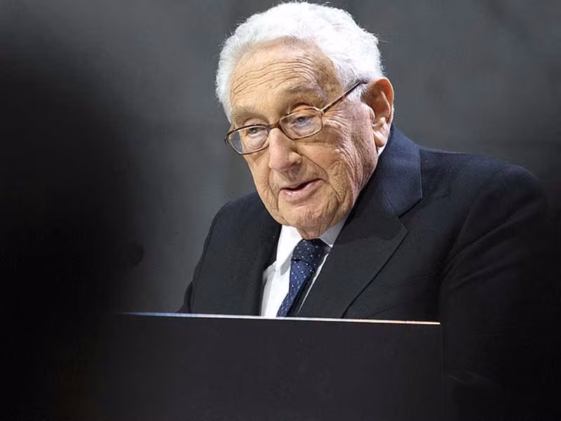 Theo ông Kissinger, để tránh trở thành tâm điểm của một cuộc đối đầu giữa Nga – phương Tây, Ukraine nên cẩn trọng, không nên vội vàng trong đường lối ngoại giao và Kiev nên học hỏi Phần Lan. “Ukraine nên theo đuổi chính sách ngoại giao tương tự Phần Lan. Phần Lan hợp tác với phương Tây trong hầu hết các lĩnh vực nhưng luôn có sự cân nhắc để tránh đối đầu với Nga”, ông Kissinger lưu ý.