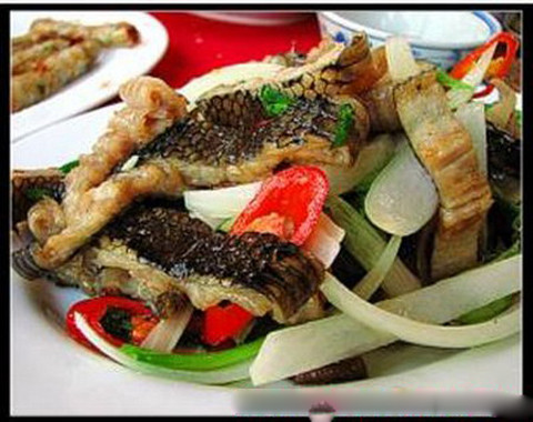 Thịt rắn vị ngọt mặn, tính ôn, vào kinh can.