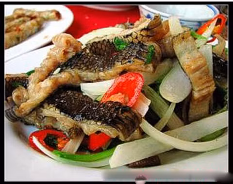 Thịt rắn vị ngọt mặn, tính ôn, vào kinh can.