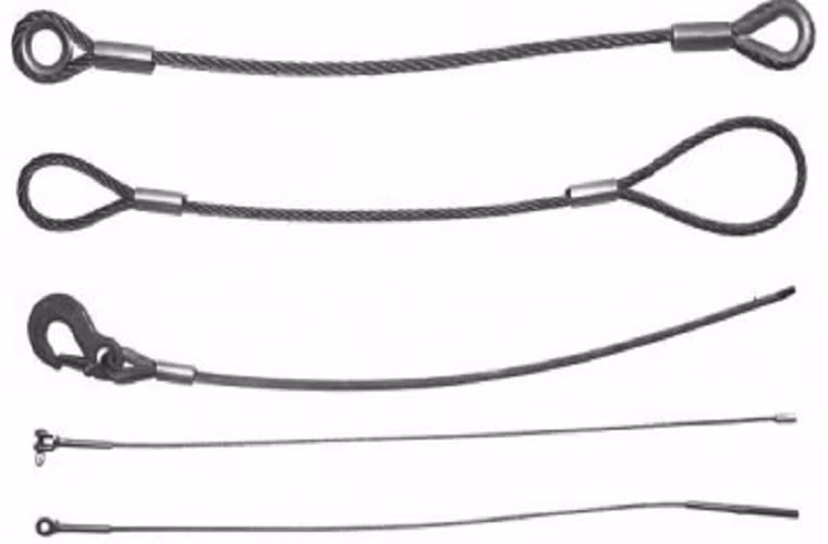 Một số thanh sắt, đồng... được dùng để làm các bộ phận tai, chân... cho đồ chơi có khả năng khiến trẻ em bị thương nếu sử dụng không cẩn thận.