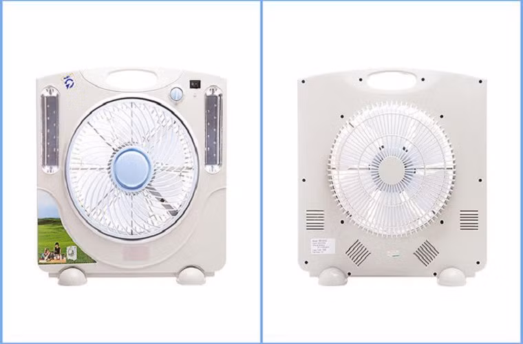 Năm nay, ngoài đèn có nhạc báo, đồng hồ, một số loại cắm usb để nghe nhạc, nghe radio, gắn đèn bắt muỗi... nhằm thu hút người tiêu dùng. Dòng quạt Senko (850 nghìn) sử dụng năng lượng mặt trời để sạc. Dọc các phố Cầu Giấy, Tây Sơn... cửa hàng, siêu thị điện máy tung ra đủ loại, nhiều kiểu dáng, khiến người tiêu dùng hoa mắt lựa chọn. Sản phẩm giá từ 350 - trên 1 triệu/ chiếc. Một số loại quạt mini để bàn có giá 50 - 150 nghìn.