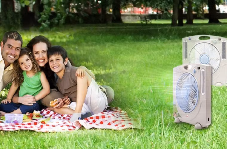 Khi được hỏi về sản phẩm, anh Minh Thành (chủ cửa hàng điện gia dụng tại Cầu Giấy) chia sẻ: “Một số hãng như Komasu, Yamaha… có giá khá cao hơn loại khác khoảng 200 nghìn, xong vẫn bán khá chạy. Người mua họ thích loại có thêm radio hoặc đèn, nhiều loại còn có đèn LED dùng thay đèn bàn học luôn”.