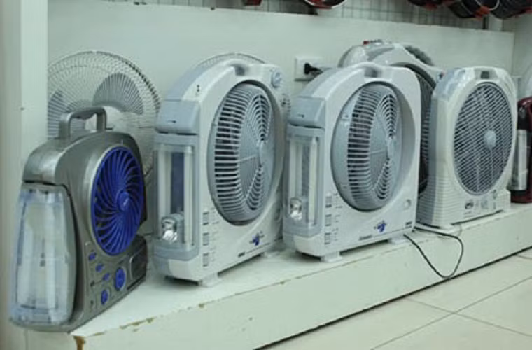 Để đảm bảo độ bền của quạt và tiện lợi khi sử dụng, pin không bị chai, người mua nên chọn đèn có báo đầy điện hoặc tự ngắt khi đã sạc đầy.