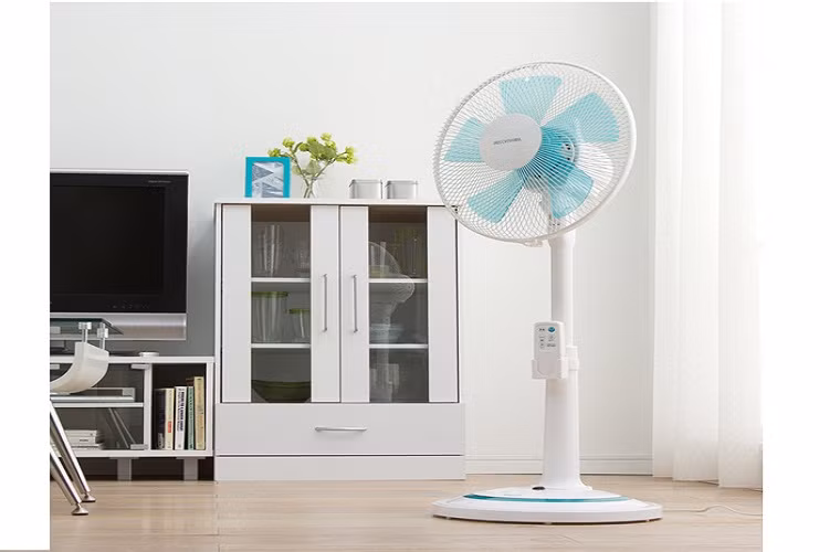 Theo đó, thay vì xoay đều đặn từ trái qua phải hay ngược lại như các dòng quạt thông thường, quạt Irisohyama biết được hướng của chủ nhân và quạt mát hướng về khu vực đó.