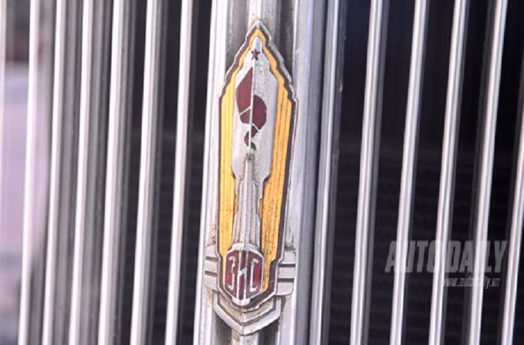 Logo ZIS (tên viết tắt nhà máy sản xuất ô tô Matxcova Stalin).