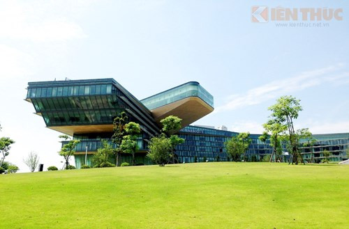 Theo lịch trình dự kiến, 65 thành viên của CLB Manchester City sẽ tới Việt Nam vào tối 25/7 tới đây. Các thành viên của đội Á quân Premier League 2015 sẽ đóng quân tại khách sạn Marriott Hà Nội nằm trên đường Đỗ Đức Dục (Từ Liêm- Hà Nội).