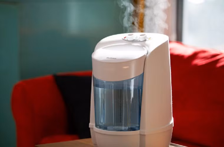 3. Sử dụng thế nào hiệu quả nhất? Chị Thanh Hoa (nhân viên tài chính) chia sẻ kinh nghiệm cá nhân: "Lúc dùng máy mình thường bật thêm quạt điện ở số nhỏ nhất, vừa tản ẩm nhanh vừa thông thoáng, chứ chỉ dùng máy không thôi thấy ngột ngạt lắm".