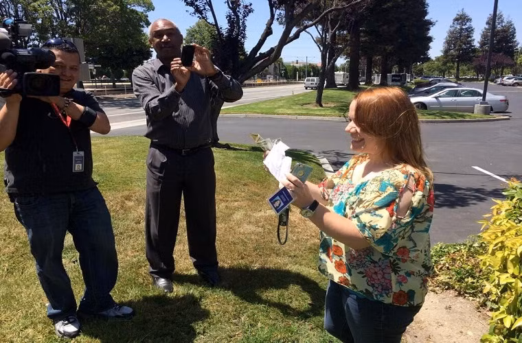 Một người phụ nữ may mắn khi lần theo các manh mối trên trang HiddenCash và tìm thấy 100 USD tại bãi để xe.