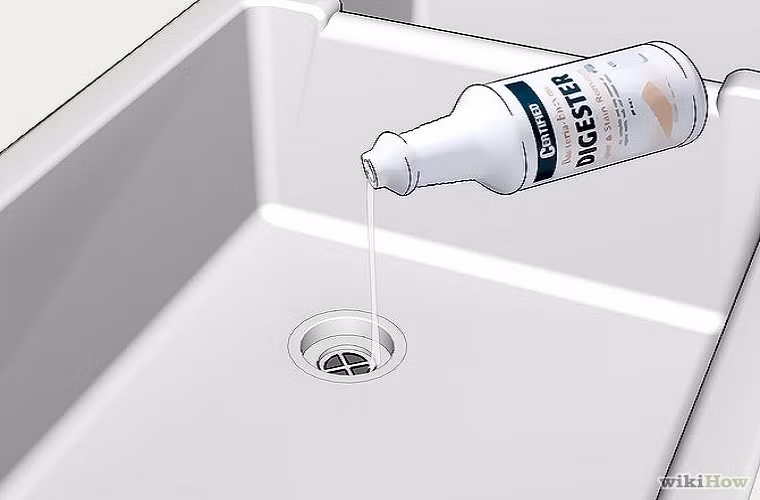  4. Tiêu diệt ổ trứng của ruồi giấm Bên cạnh các biện pháp dùng mùi hương để hạn chế côn trùng, bạn cần tiêu diệt hang ổ của chúng triệt để. Loài này thường đẻ trứng ở nơi ẩm ướt, vì thế, nhà tắm, khu bếp là địa điểm lý tưởng để ruồi sinh sôi. Bạn đổ các loại thuốc tẩy hoặc nước rửa bát xuống cống rãnh, bồn rửa bát, trứng ruồi sẽ không thể sống được khi gặp các chất này.