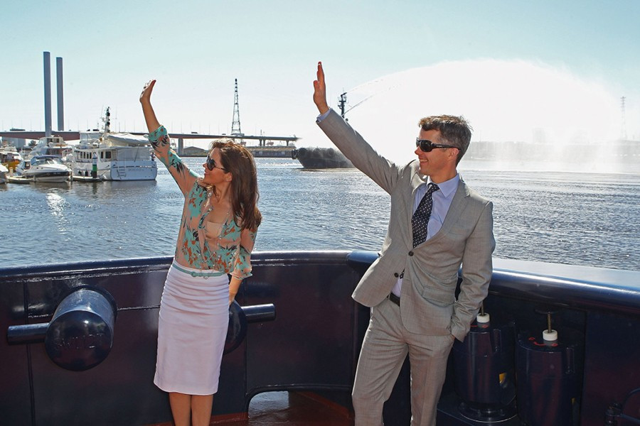 Năm 2002, Mary chuyển từ Sydney đến Copenhagen để sống cùng Hoàng tử. Cô bắt đầu học tiếng Đan Mạch, chứng tỏ họ rất nghiêm túc trong mối quan hệ.