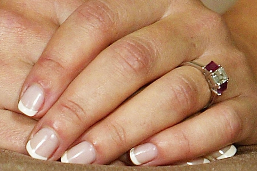 Hoàng tử Frederik cầu hôn cô dâu tương lai người Australia bằng một viên kim cương cắt bằng ngọc lục bảo.