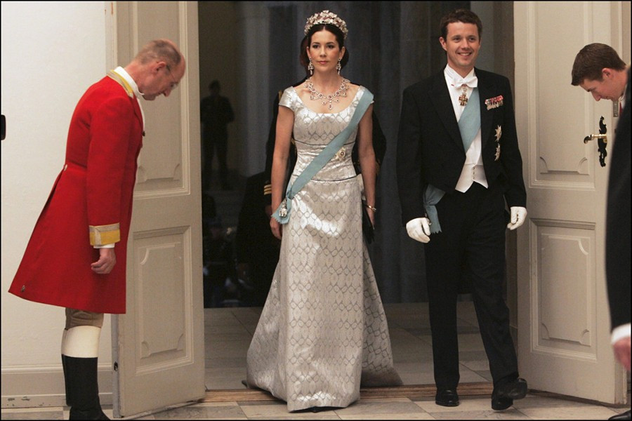 “Thời gian trở nên quý giá hơn khi bạn có con. Không phải là bạn mất nhau vì ở bên các con. Đó chỉ là một cách khác để ở bên nhau và là phần tốt đẹp nhất cho tất cả”, Công nương Mary nói với Berlingske Tiende vào năm 2008.