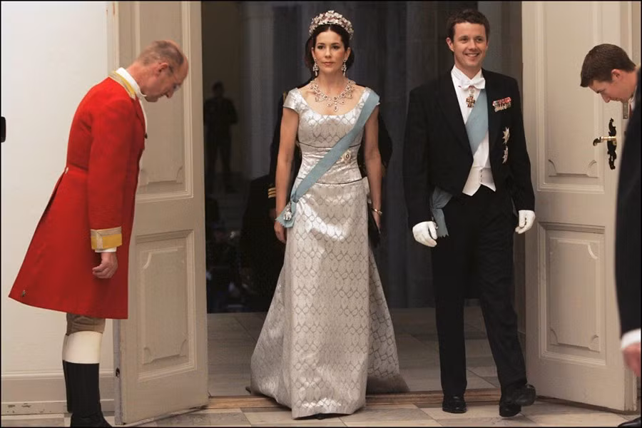 “Thời gian trở nên quý giá hơn khi bạn có con. Không phải là bạn mất nhau vì ở bên các con. Đó chỉ là một cách khác để ở bên nhau và là phần tốt đẹp nhất cho tất cả”, Công nương Mary nói với Berlingske Tiende vào năm 2008.