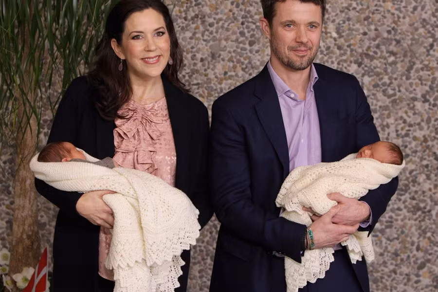 Họ tiếp tục chào đón cặp song sinh Hoàng tử Vincent và Công chúa Josephine vào ngày 8/1/2011. “Đây là một phép lạ!”, Hoàng tử Frederik rạng rỡ tuyên bố trên bậc thềm bệnh viện.