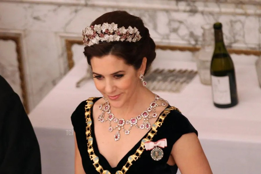 Ngoài việc nuôi dạy con cái và xuất hiện tại các sự kiện ngoại giao, Công nương Mary còn tận tâm với công việc từ thiện, trở thành người bảo trợ của hơn 25 tổ chức quốc tế