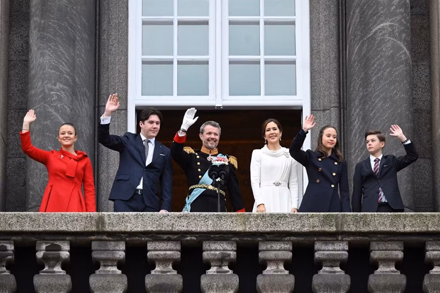 Công nương Mary còn được ca ngợi bởi khả năng sử dụng tiếng Đan Mạch nổi tiếng là khó học. Cô thậm chí còn tham gia khóa huấn luyện trong lực lượng vệ binh và đạt được danh hiệu Thiếu tá danh dự vào năm 2023.