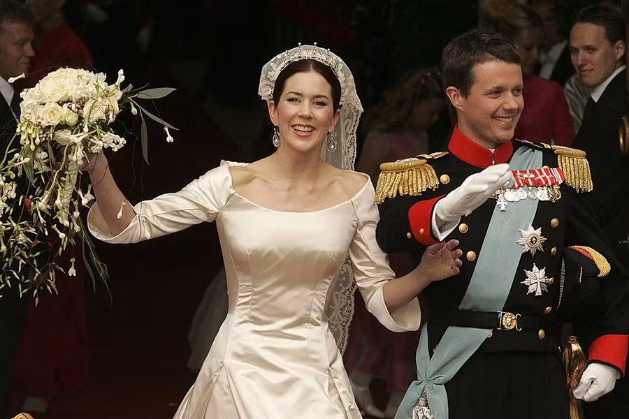 Chiếc váy cưới của Công nương Mary là một tác phẩm của nhà thiết kế người Đan Mạch Uffe Frank. Cô dâu cũng tỏ lòng tôn kính với quê hương Australia của mình bằng một bó hoa trang trí bạch đàn.