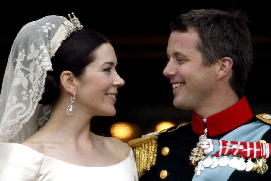 Họ kết hôn vào ngày 14/5/2004 tại Nhà thờ Copenhagen, sau đó tiệc chiêu đãi tổ chức tại Cung điện Fredensborg.