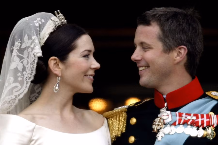 Họ kết hôn vào ngày 14/5/2004 tại Nhà thờ Copenhagen, sau đó tiệc chiêu đãi tổ chức tại Cung điện Fredensborg.