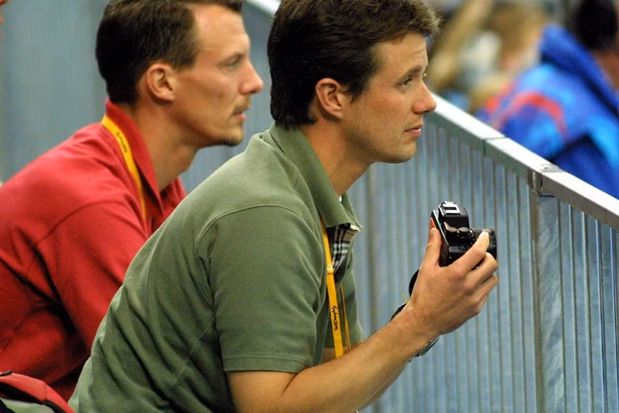 Năm 2000, Thế vận hội mùa hè diễn ra tại Sydney, Australia. Hoàng tử Frederik lúc bấy giờ tới dự để cổ vũ cho đội đua thuyền Olympic Đan Mạch.