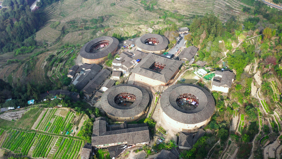 Mỗi dãy nhà Thổ Lâu có hình dạng phổ biến là tròn hoặc chữ nhật, với những bức tường có độ dày rất lớn, cao từ ba đến năm tầng, bên trên cùng lợp ngói và có sức chứa có thể lên tới 800 người. Theo Chinaculturetour/Silverkris.