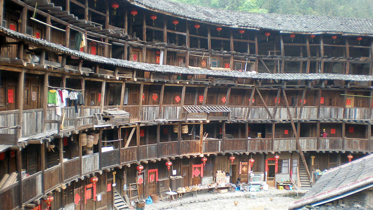 Gỗ và tre giúp gia cố và lấy ánh sáng tốt, thông gió, chống gió, động đất, ấm áp về mùa đông và mát mẻ về mùa hè. Theo Chinaculturetour/Silverkris.