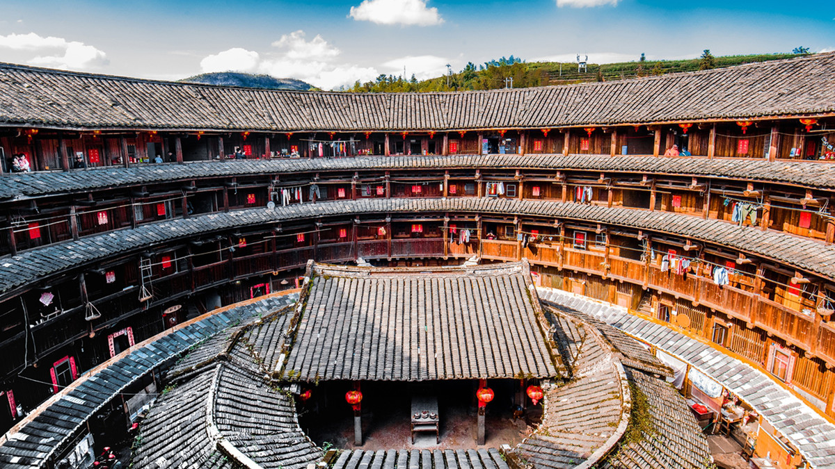 Thổ Lâu Phúc Kiến chỉ có một cổng chính xây bằng đá granit, cùng 4 cánh cửa gỗ, được gia cố các tấm thép. Tầng cao nhất của Thổ Lâu có những lỗ súng nhằm mục đích phòng thủ giúp tòa nhà kiên cố và khó xâm nhập. Theo Chinaculturetour/Silverkris.