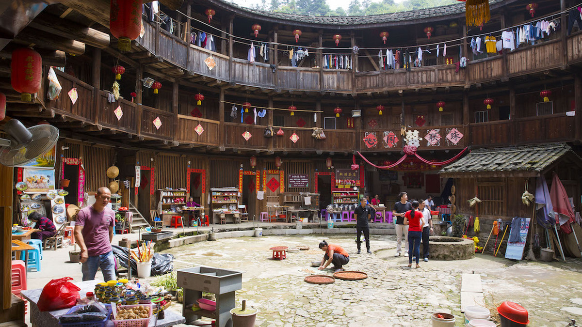 Tất cả các căn hộ trong Thổ Lâu được xây dựng giống nhau, giếng nước, cây trái cũng được coi là tài sản chung. Theo Chinaculturetour/Silverkris.