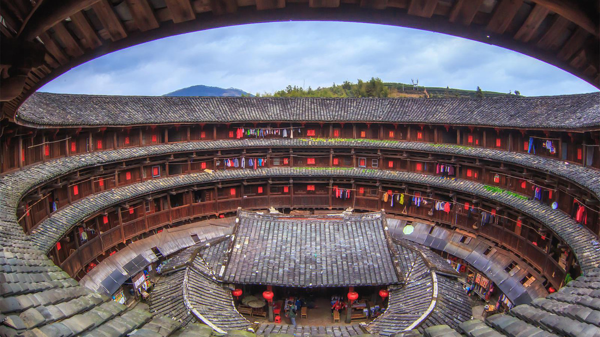 Dãy hành lang liên kết các phòng riêng lẻ trên mỗi tầng được thiết kế nhằm tạo tương tác giữa các gia đình với nhau. Theo Chinaculturetour/Silverkris.