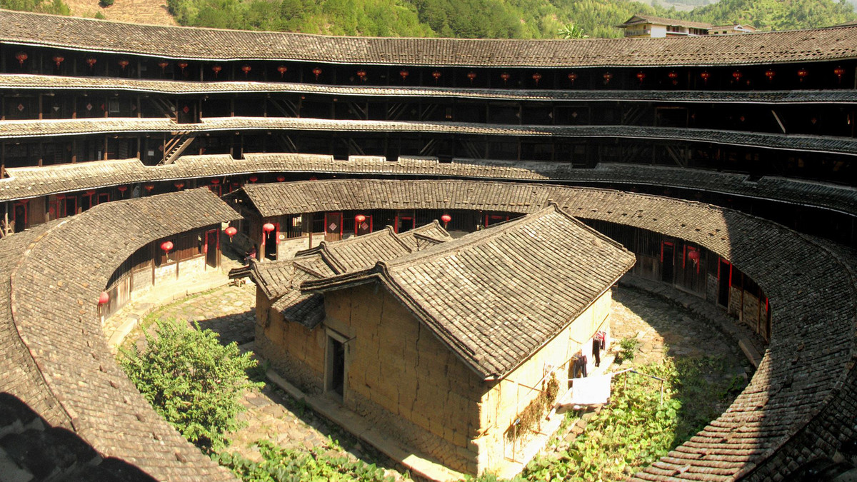 Bên trong là những sảnh, nhà kho, giếng và khu vực sinh hoạt, toàn bộ cấu trúc giống như một thành phố pháo đài nhỏ. Theo Chinaculturetour/Silverkris.